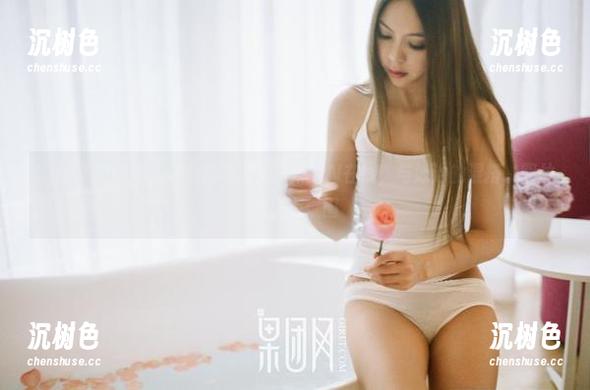 GIRLT果团网-周琰琳LIN GIRLT果团网 - 带着趣味的周琰琳LIN在线,与泳池的混搭,图片特别有氛围