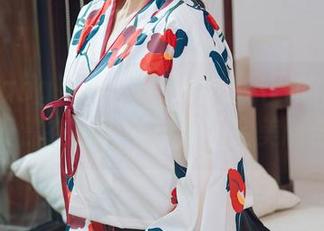 HuaYang花漾 - 瞧这组小热巴的旗袍写真，聚焦在色彩与身姿的完美融合啊。