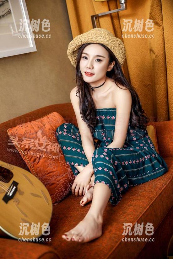 TouTiao头条女神 - 信悦儿在线解锁灰丝原图，腿与袜子之间的深情对话