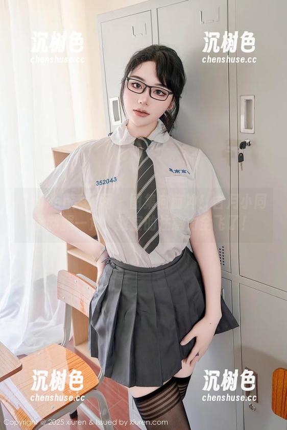 Xiuren秀人网-古月小同学 Xiuren秀人网 - 图集向前冲!古月小同学制服一角,教室的注意力全飞了!