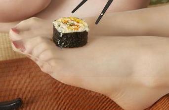 丽柜 - 难道琳达的白裙只能在全套原图中被看见?只能这样远观,不能亵渎吗?
