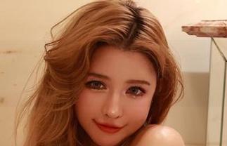 微密圈 - 照片里的于芷晴：一边煮菜一边摆姿势，真是火热厨房的辣妹呀！