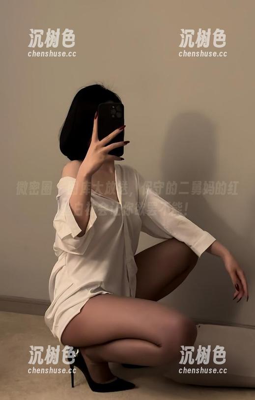 微密圈 - 图库大放送，保守的二舅妈的红丝白袜会让你欲罢不能！