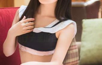 头条女神 - 图集点评：罗蔓蒂的红裙，平淡日子里的热辣风暴！