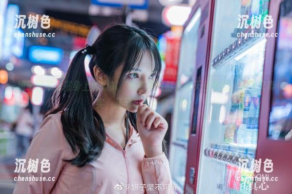 妍子坚不可摧 妍子坚不可摧身上的短裤,每张照片都像在天台拍的,意外又真实,还可以免费拿来看!