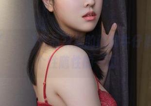宋哈娜(송하나)作品集里的破洞牛仔裤，分享个性随性的一面