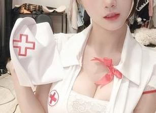 微密圈 - 小玉吃果冻的女孩系列，竟让人想到了小时候的玩具盒，兴奋得像探险一样，但又忍不住眉头一皱。