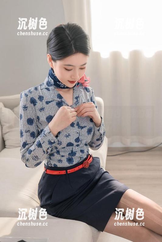 年年Nnian和她的蛇来运转图包，我的脑子都被这画面打结了。