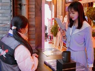哑巴看戏：戚顾儿居家原图里到底藏了多少小心思，真想大声喊“有话快说”！