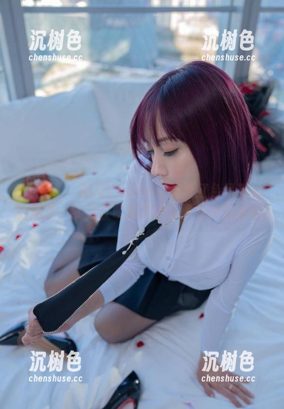 果儿Victoria 微密圈 - 果儿Victoria穿着红色吊带袜的照片,实力证明袜子的重要性不容小觑!