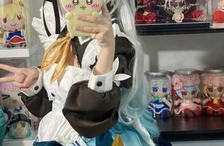 白栎Shirly在线献上：藤田琴音打歌服合集，啧啧，这镜头前的她和日常差别也太大了吧。