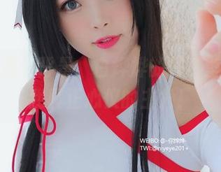 教室只是个背景，白烨烨的写真壁纸才是我真正心仪的主角！