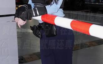 秀人网 - 有时皮衣也是叛逆的化身，原图里的佘贝拉bella分明在挑衅，此时此景，没点幽默感还真难受。
