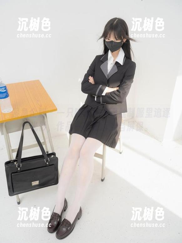 紧急企划-一只喵喵梓 紧急企划 - 一只喵喵梓在黑丝制服里追逐光影,作品一幕幕适合当屏保。