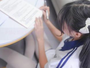紧急企划 - 小婕让黑白变得活泼的写真，我们能不能再多拍些颜色呢？