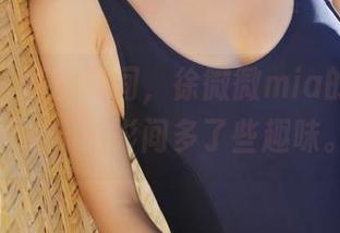 美媛馆 - 原图时间，徐微微mia的白衬衫天然，光影间多了些趣味。
