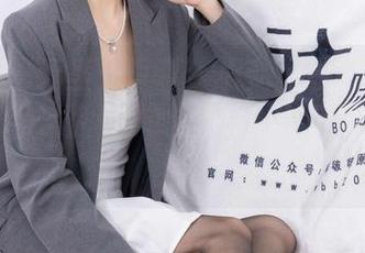 袜啵啵 - 无圣光写真：小甜豆在空姐制服里的机智与优雅，绝对不坐飞机需要预约！