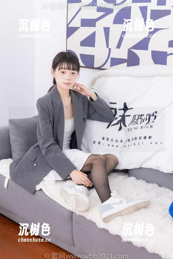 袜啵啵-小甜豆 袜啵啵 - 无圣光写真:小甜豆在空姐制服里的机智与优雅,绝对不坐飞机需要预约!