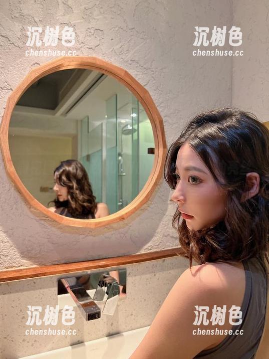 陈妮妮UNI 微密圈 - 陈妮妮UNI的私房写真:油亮丝足让我联想起小时候的那些零食