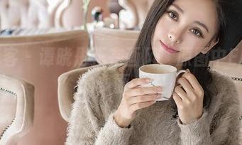 青豆客 - 谭晓彤正在画风：原图中Elise的多面人生