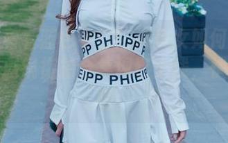 想不想看看蓝色牛仔热裤美女如何驾驭街头风？魔镜街拍合集现已上线，快来下载吧。